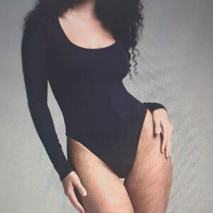 SMALL/MEDIUM      SKIMS LONG SLEEVE SCOOP BODYSUIT